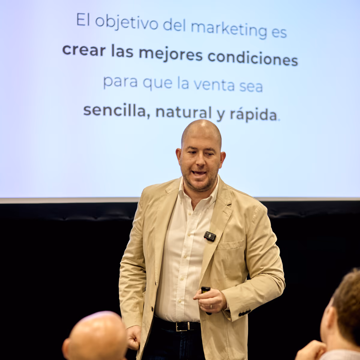 Daniele Palumbo durante un intervento; alle spalle, la frase (in spagnolo): l'obiettivo del marketing è creare le condizioni migliori perché la vendita sia semplice, naturale e rapida