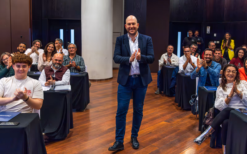 Daniele Palumbo riceve l'applauso dei partecipanti all'evento Ventas sin límites